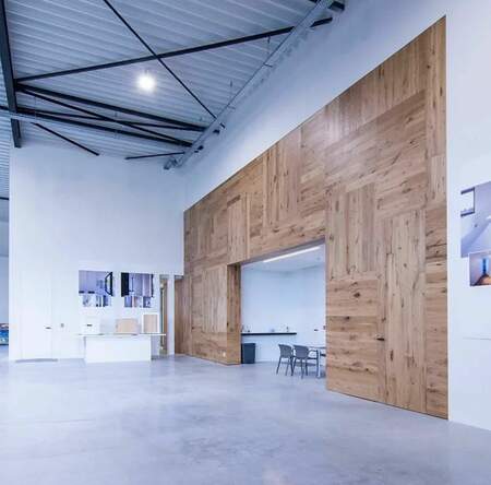 Parquet semi-massif sur le mur